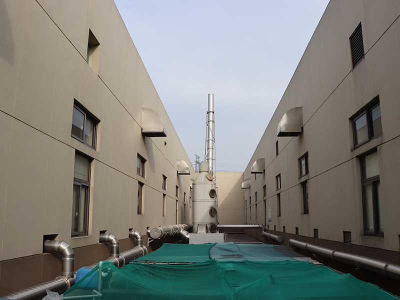 Spray exhaust gas treatment device